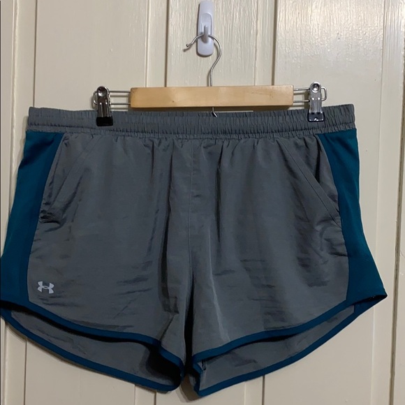 Under Armour Pants - Women’s Under Armour shorts XL